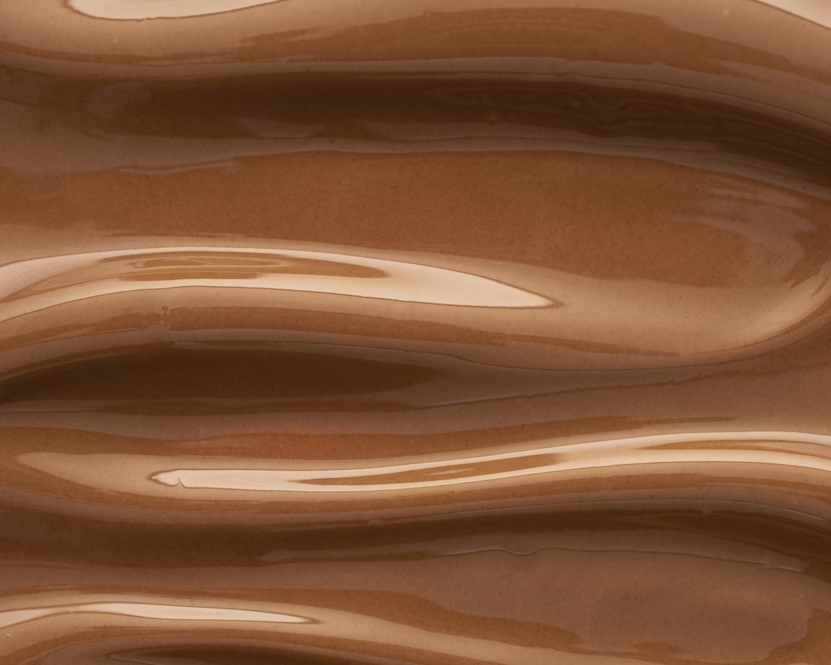 Set caramel pulled into glossy amber ribbons under daylight.